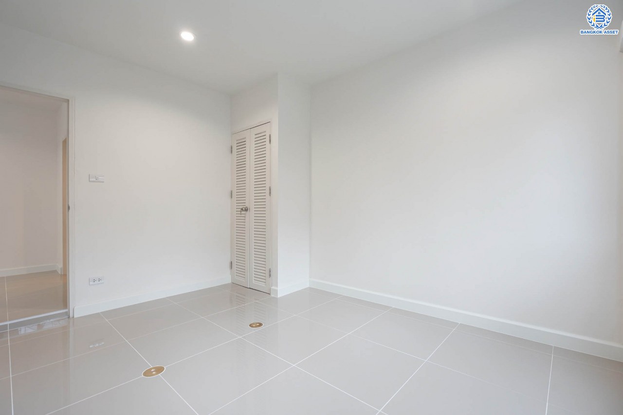 บ้านมือสองตกแต่งใหม่ ม.สัณห์ติสุข สรงประภา บ้านแฝดหลังมุม เนื้อที่ถึง 51.8 ตร.ว. ฟังก์ชัน 3 ห้องนอน 2 ห้องน้ำ 1 ห้องอเนกประสงค์ จอดรถได้ 2 คัน บนทำเลศักยภาพ เชื่อมต่อหลายเส้นทาง ใกล้ทางด่วน "ศรีรัช" และโรบินสัน ศรีสมาน